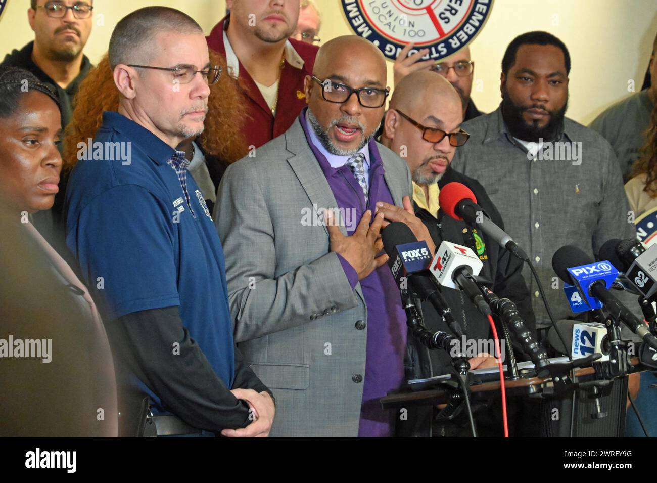 12. März 2024, New York, New York: Pressekonferenz mit Richard Davis, Präsident der Transit Union. 12. März 2024, New York, USA: Richard Davis, Präsident der Transit Workers Union Local 100 (TWU), als Reaktion auf die Gewalt im U-Bahn- und Bussystem in New York City und die Lösung durch New Yorker Gouverneur Kathy Hochul. Herr Davis isnÃ¢â‚¬â„¢ist nicht zufrieden mit der planmäßigen Reaktion der governorÃ¢â‚¬â„¢auf die zunehmende kriminelle Gewalt gegen die Arbeitnehmer und die reitende Öffentlichkeit und wünscht einen besseren Aktionsplan des Staates. (Foto: Victor M. Matos/Thenews2/Zumapress) Stockfoto