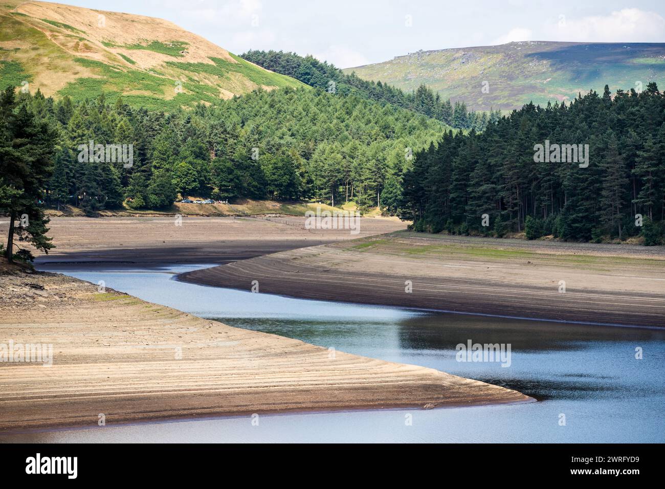 11/07/18 Howden Reservoir. Der Wasserstand im Derbyshire Peak District ist gesunken und zeigt eine Landschaft, die dem früheren Aussehen nahe kommt Stockfoto