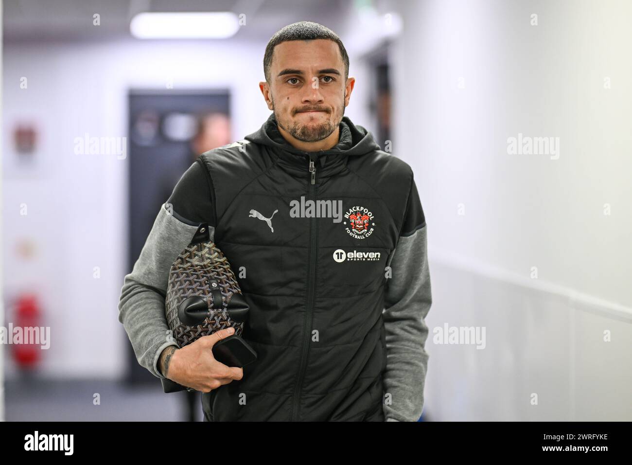 Oliver Norburn von Blackpool kommt vor dem Spiel der Sky Bet League 1 Northampton Town gegen Blackpool im Sixfields Stadium, Northampton, Großbritannien, 12. März 2024 (Foto: Craig Thomas/News Images) Stockfoto