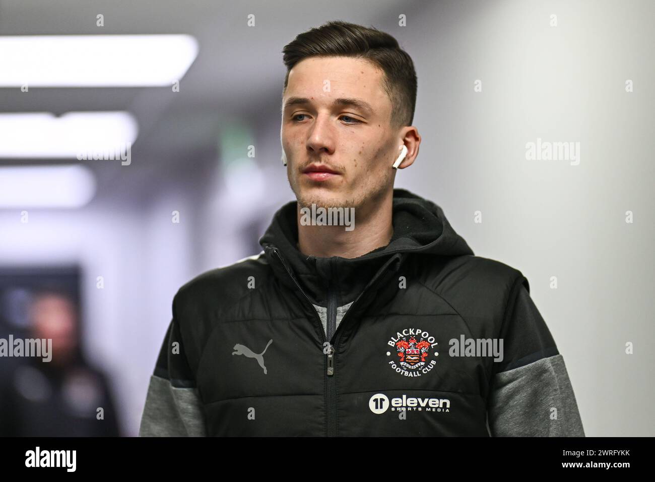 Oliver Casey von Blackpool kommt vor dem Spiel der Sky Bet League 1 Northampton Town gegen Blackpool im Sixfields Stadium, Northampton, Großbritannien, 12. März 2024 (Foto: Craig Thomas/News Images) Stockfoto