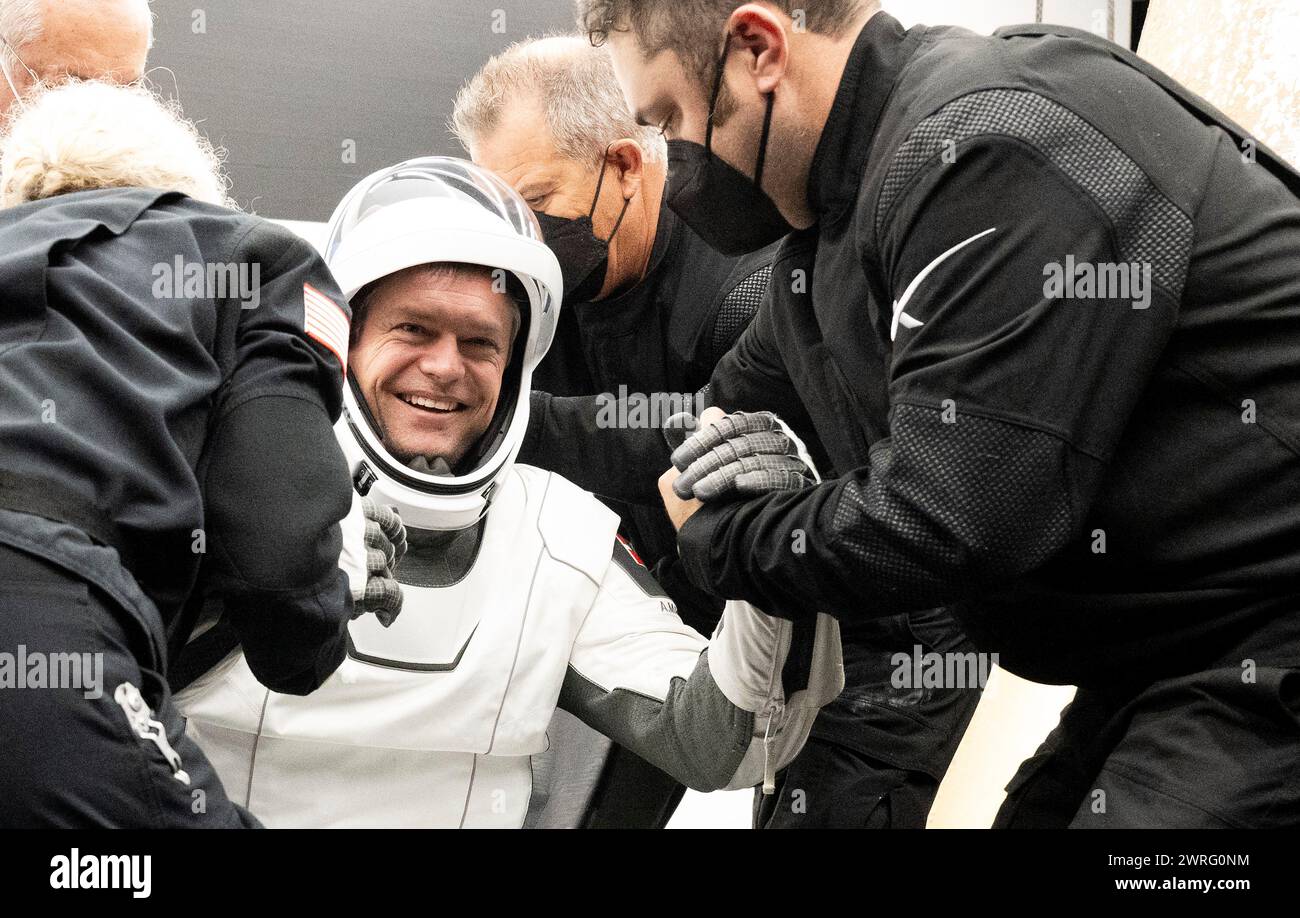 Pensecola, Vereinigte Staaten Von Amerika. März 2024. Pensecola, Vereinigte Staaten von Amerika. 12. März 2024. ESA-Astronaut Andreas Mogensen wird mit der SpaceX Dragon Endurance an Bord des MEGAN Recovery-Schiffes am 12. März 2024 vor der Küste von Pensacola, Florida, unterstützt. Mogensen, der Roscosmos-Kosmonaut Konstantin Borisov, der NASA-Astronaut Jasmin Moghbeli und der JAXA-Astronaut Satoshi Furukawa kehrten nach fast sechs Monaten im Weltraum an Bord der Internationalen Raumstation zurück. Quelle: Joel Kowsky/NASA/Alamy Live News Stockfoto