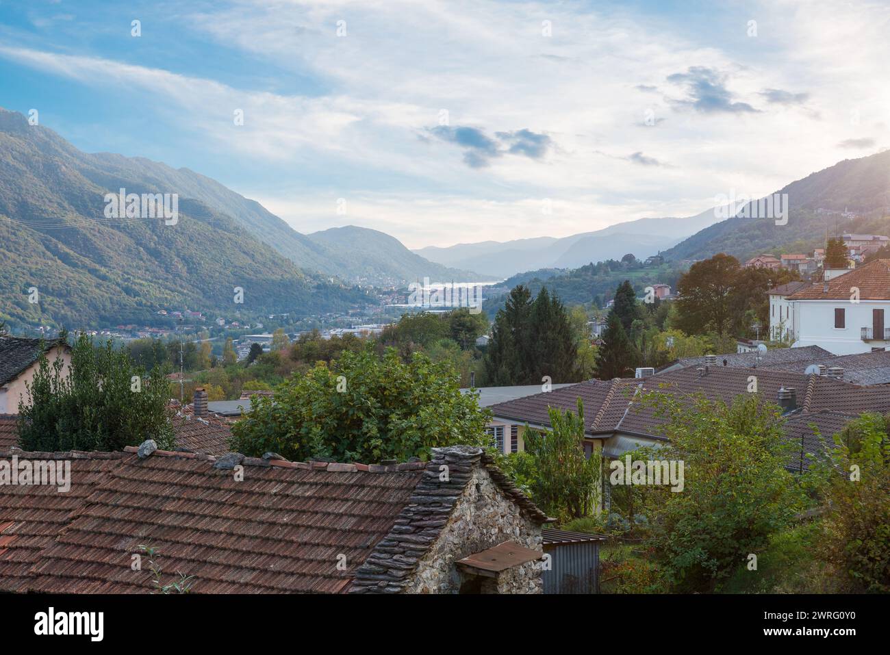 Corcera Tal mit Omegna Stadt und See Orta von oben gesehen, Italien. Provinz Verbano Cusio Ossola in der Region Piemont Stockfoto