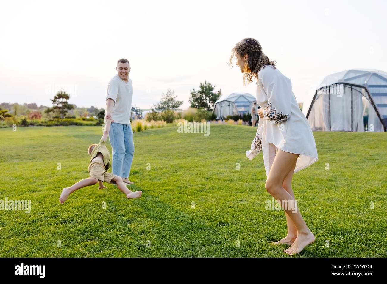 Mann und Frau mit ihrem Sohn verbringen lustige Zeit miteinander. Stockfoto