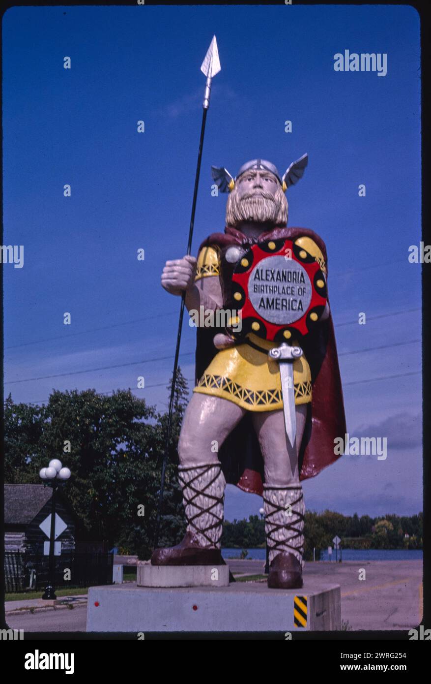 Riesige Wikingerstatue in Alexandria, Geburtsort Amerikas. Vintage Americana Fotografie. Sehenswürdigkeiten Am Straßenrand. Alexandria, Minnesota, USA 2001 Stockfoto