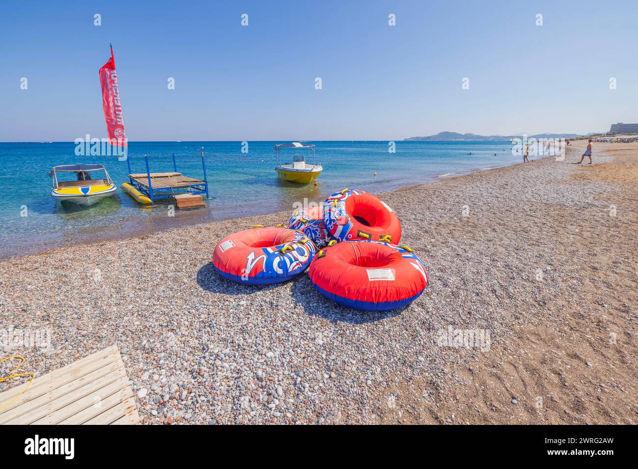 Blick auf rote aufblasbare Ringe, die begeisterte Gäste zu einer aufregenden Fahrt mit einem Motorboot einladen. Rhodos, Griechenland. Stockfoto