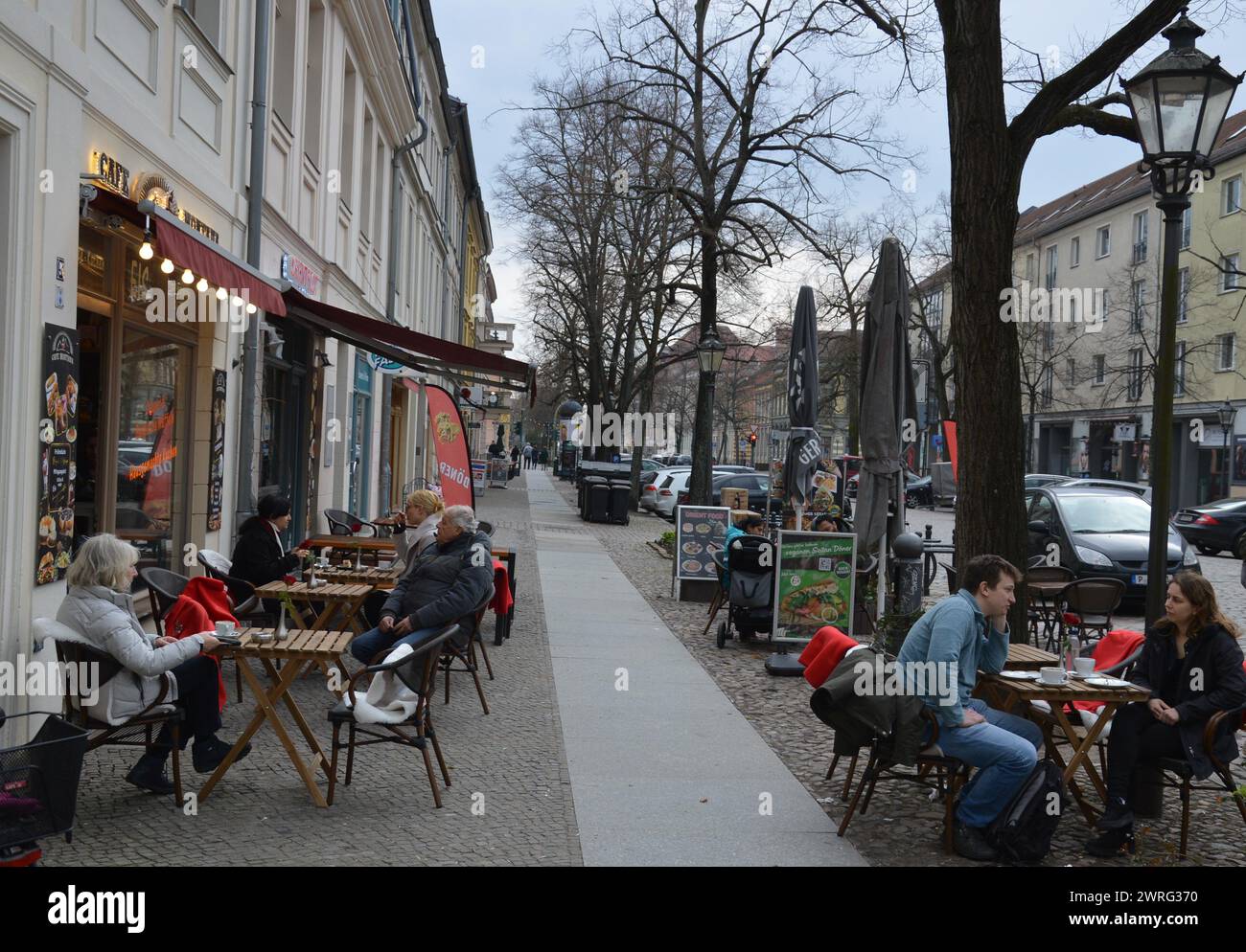 Potsdam, Deutschland - 10. März 2024 - Straßencafé in der Brandenburger Straße. (Foto: Markku Rainer Peltonen) Stockfoto