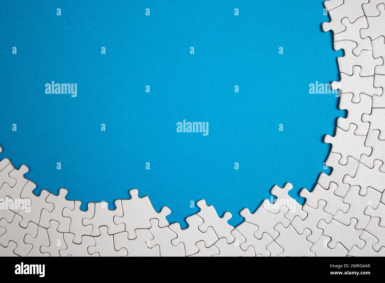 Einfacher weißer Puzzle-Rahmen auf blauem Hintergrund, abstrakt Stockfoto