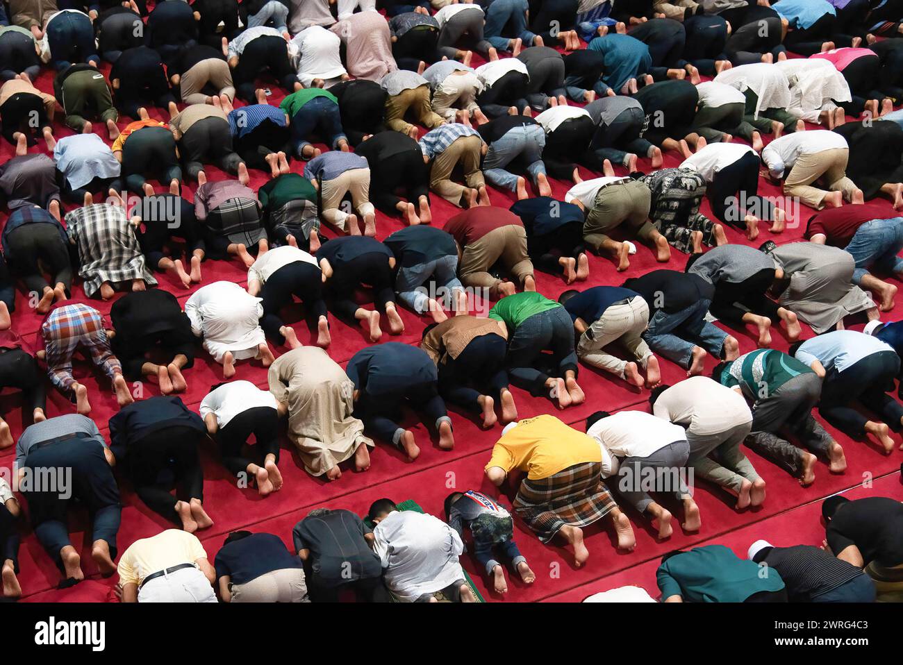 Bangkok, Thailand. März 2024. Muslime sahen am ersten Tag des Ramadan im Islamischen Zentrum Thailands betend. Der Ramadan ist der neunte Monat des islamischen Kalenders, und er ist ein Monat des Fasten, Gebets und Meditationen für Muslime auf der ganzen Welt, und es wird angenommen, dass das Gedenken an Muhammads erste Offenbarung ist. (Foto: Peerapon Boonyakiat/SOPA Image/SIPA USA) Credit: SIPA USA/Alamy Live News Stockfoto