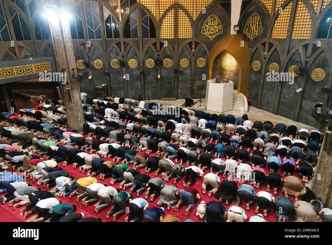 Bangkok, Thailand. März 2024. Muslime sahen am ersten Tag des Ramadan im Islamischen Zentrum Thailands betend. Der Ramadan ist der neunte Monat des islamischen Kalenders, und er ist ein Monat des Fasten, Gebets und Meditationen für Muslime auf der ganzen Welt, und es wird angenommen, dass das Gedenken an Muhammads erste Offenbarung ist. (Foto: Peerapon Boonyakiat/SOPA Image/SIPA USA) Credit: SIPA USA/Alamy Live News Stockfoto