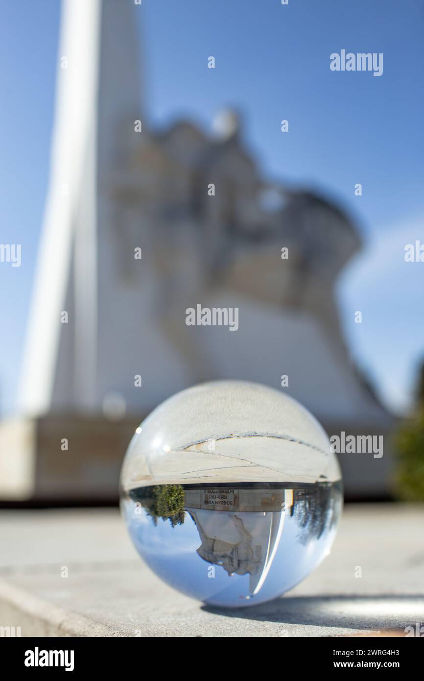 Statue von Bogdan Voda, Gründer von Moldawien, gesehen durch eine Glaskugel, abstrakte Unschärfe Fotografie Stockfoto