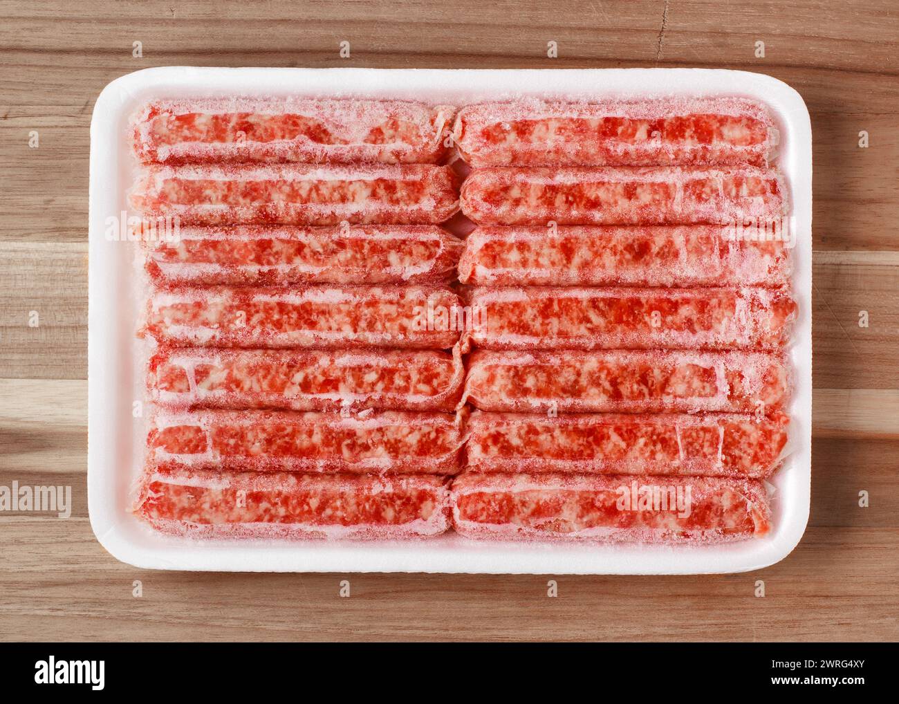 Paket gefrorene Frühstückswürste mit Gefriertruhe Stockfoto