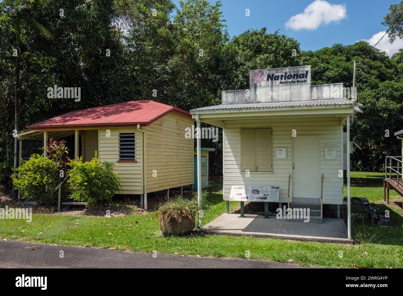 Diese Filiale der National Australia Bank in Silkwood (Queensland) (1999 geschlossen) ist eine von mehreren, die behaupten, Australiens kleinste Bank zu sein. Stockfoto