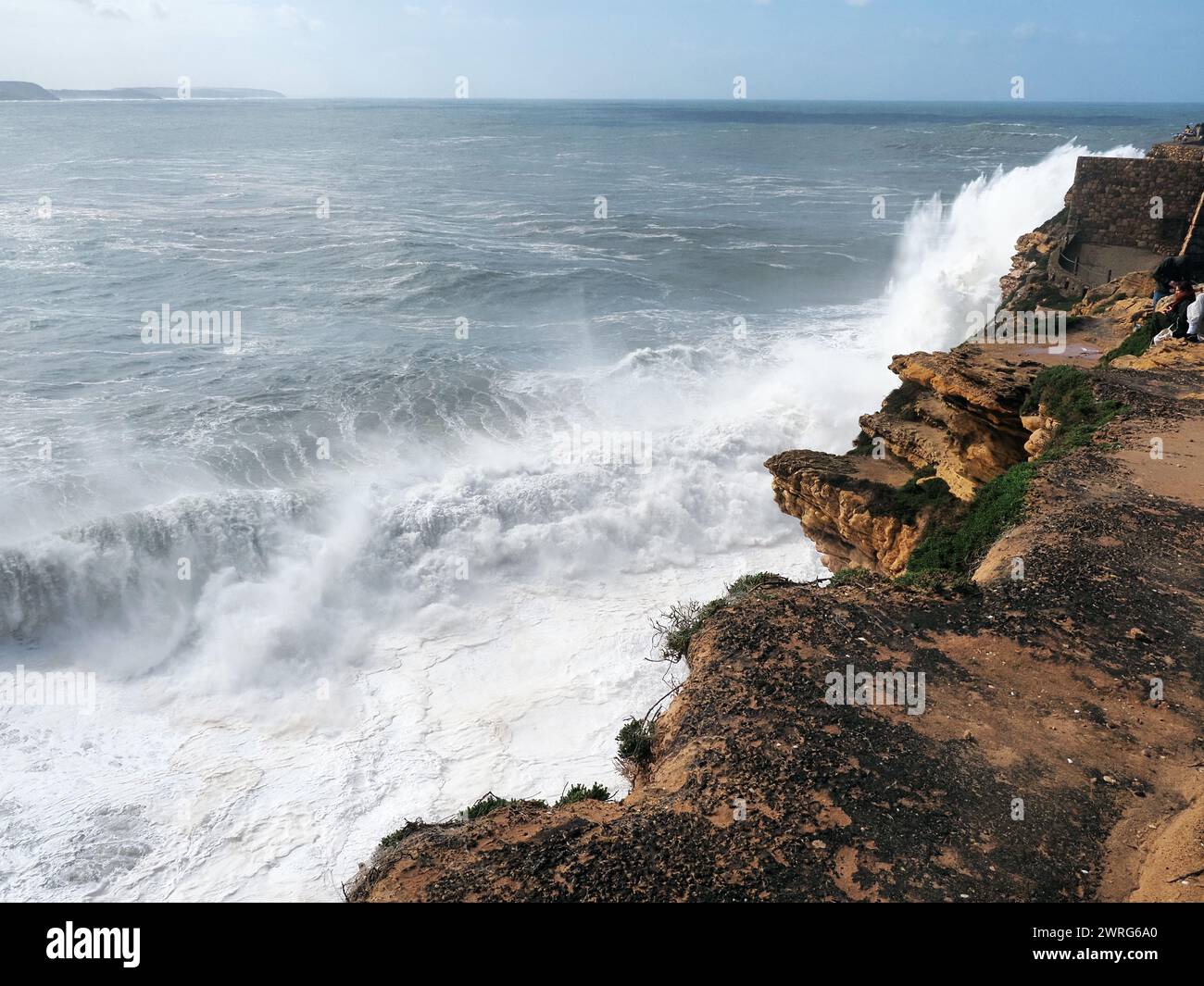 Olas gigantes en la Playa Norte de Nazaré, en el distrito de Leiría, Provincia de Estremadura. Portugal Stockfoto