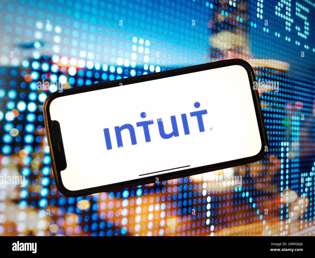 In dieser Abbildung wird das Firmenlogo von Intuit auf einem Smartphone-Bildschirm angezeigt. Stockfoto