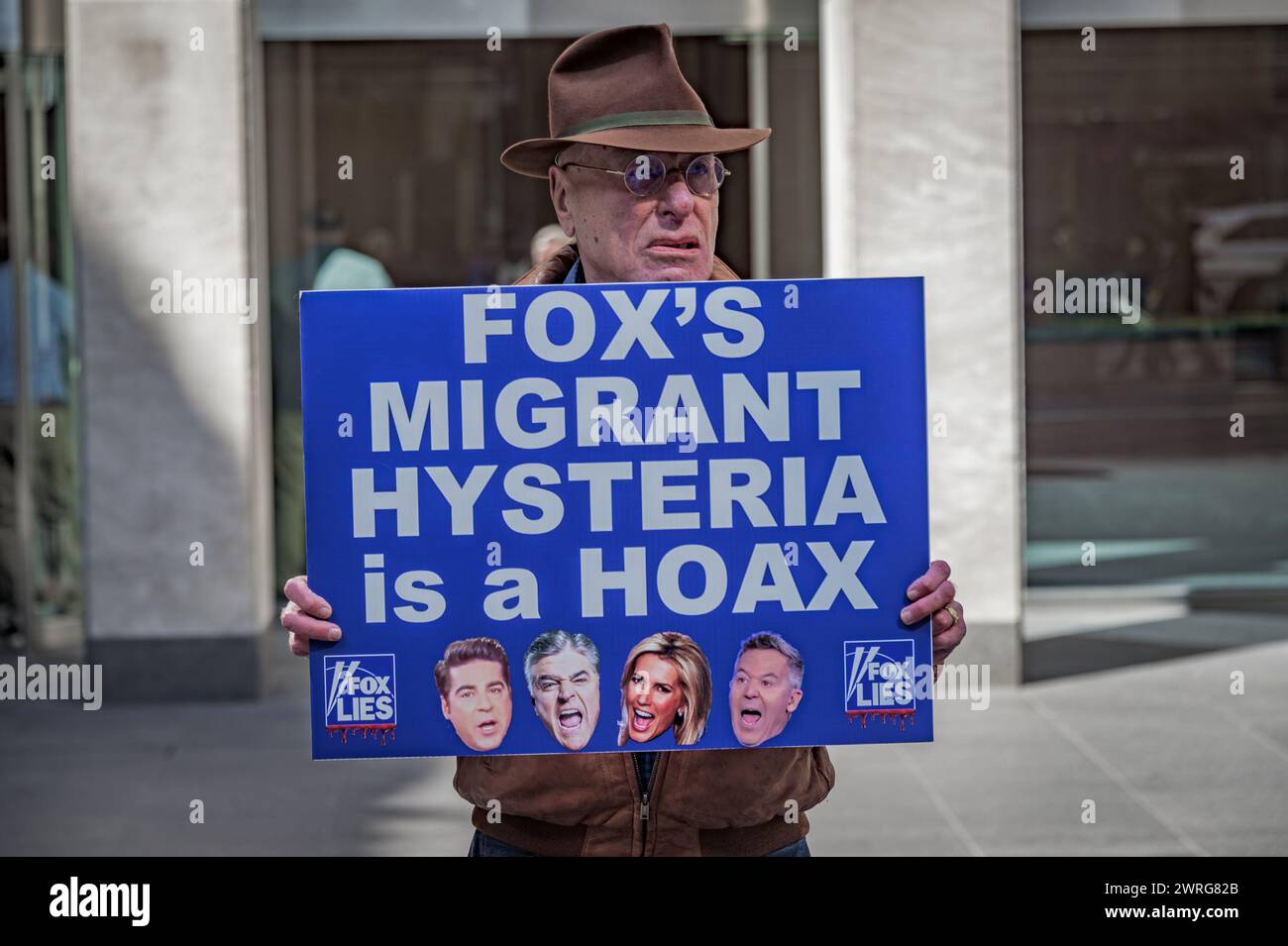 USA. März 2024. Mitglieder der Aktivistengruppen Truth Tuesdays und Rise and Resist versammelten sich am 12. März 2024 zur wöchentlichen Veranstaltung Fox Lies Democracy Dies vor dem Newscorp Building in Manhattan. Aktivisten drängen sich gegen Rupert Murdochs rechte Propagandamaschine zurück, die immer noch eine falsche Erzählung über die Grenzkrise, die den Hass gegen Einwanderer verschärft, vorantreibt. (Foto: Erik McGregor/SIPA USA) Credit: SIPA USA/Alamy Live News Stockfoto