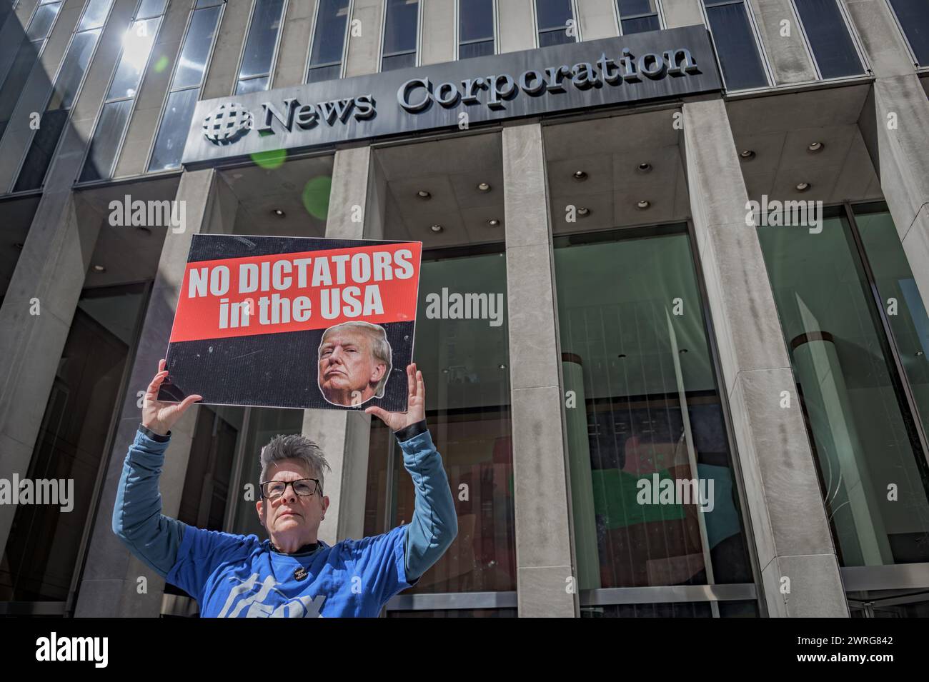 USA. März 2024. Mitglieder der Aktivistengruppen Truth Tuesdays und Rise and Resist versammelten sich am 12. März 2024 zur wöchentlichen Veranstaltung Fox Lies Democracy Dies vor dem Newscorp Building in Manhattan. Aktivisten drängen sich gegen Rupert Murdochs rechte Propagandamaschine zurück, die immer noch eine falsche Erzählung über die Grenzkrise, die den Hass gegen Einwanderer verschärft, vorantreibt. (Foto: Erik McGregor/SIPA USA) Credit: SIPA USA/Alamy Live News Stockfoto