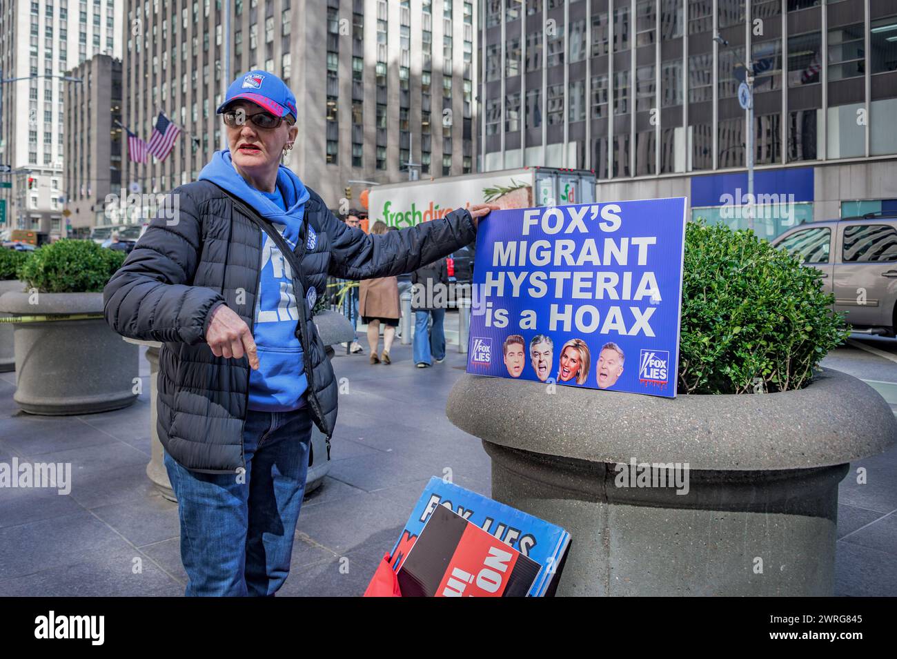 USA. März 2024. Mitglieder der Aktivistengruppen Truth Tuesdays und Rise and Resist versammelten sich am 12. März 2024 zur wöchentlichen Veranstaltung Fox Lies Democracy Dies vor dem Newscorp Building in Manhattan. Aktivisten drängen sich gegen Rupert Murdochs rechte Propagandamaschine zurück, die immer noch eine falsche Erzählung über die Grenzkrise, die den Hass gegen Einwanderer verschärft, vorantreibt. (Foto: Erik McGregor/SIPA USA) Credit: SIPA USA/Alamy Live News Stockfoto