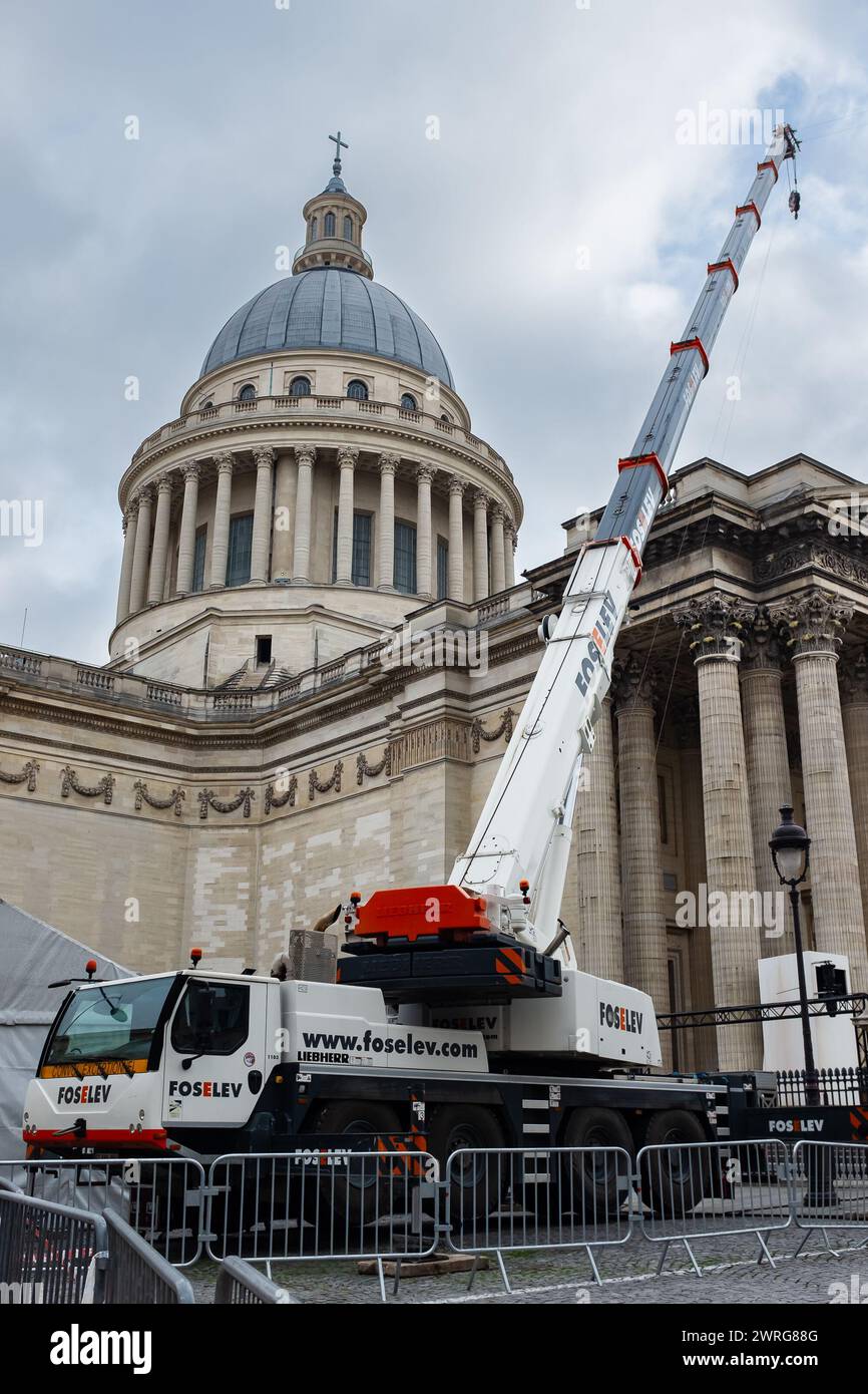 Paris, Frankreich, 2024. Blick auf die Kuppel des Pantheons, mit einem Kran, der für die Vorbereitung einer Pantheonisation (vertikal) verwendet wird Stockfoto