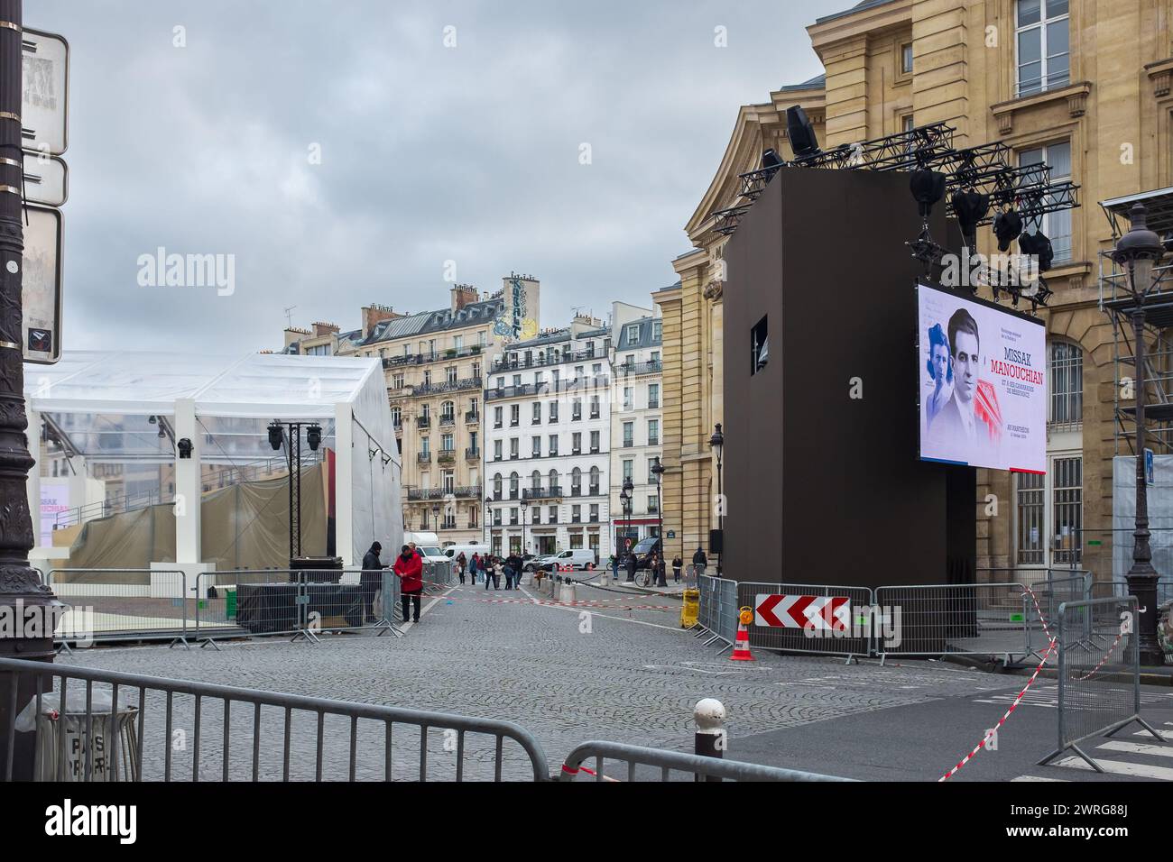 Paris, Frankreich. Februar 2024. Am Place du Panthéon bereiten die Arbeiter die Pantheonisierung des französisch-armenischen Kriegshelden Missak Manouchian vor Stockfoto