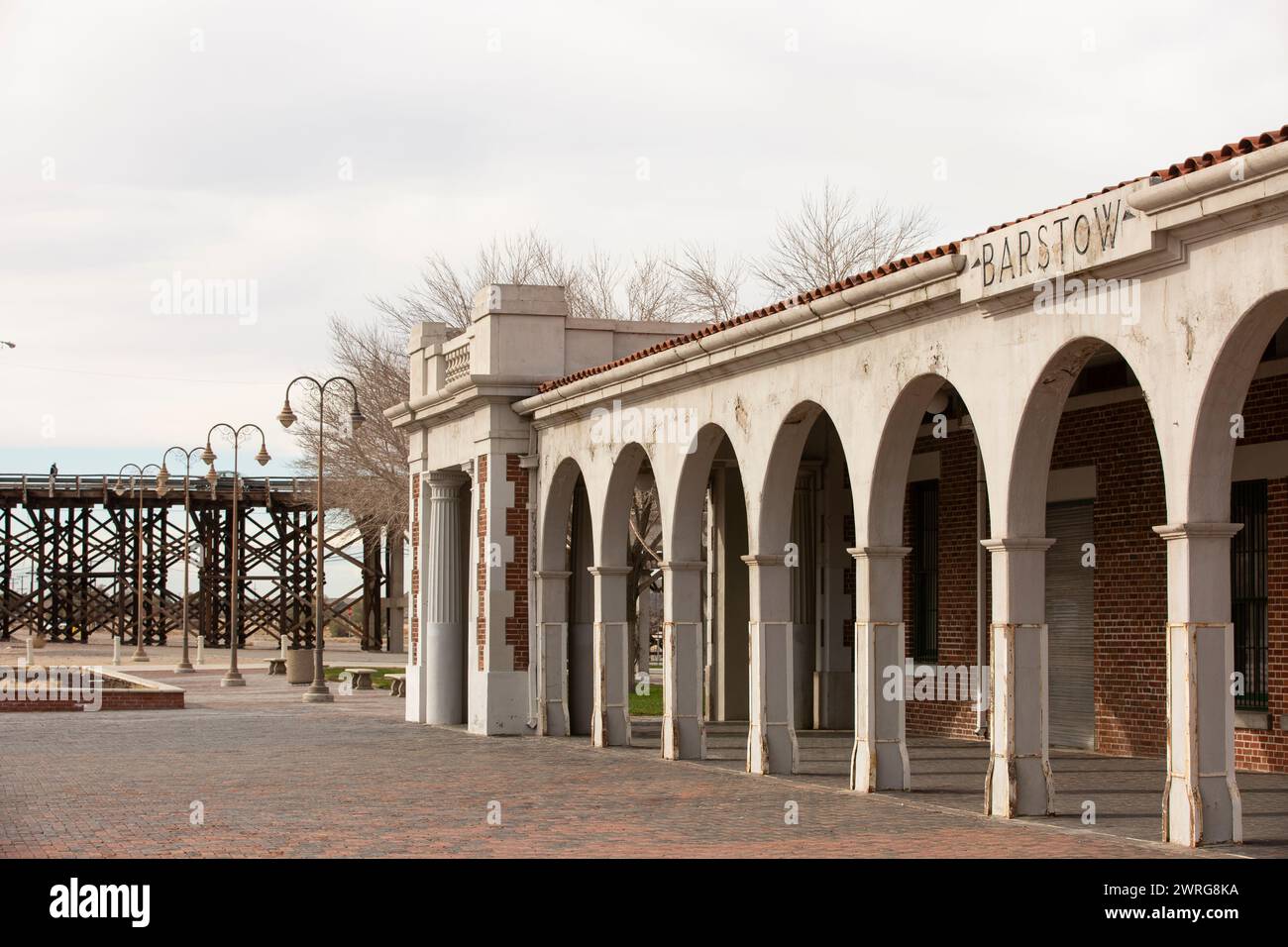 Barstow, Kalifornien, USA - 20. Juni 2020: Die Nachmittagssonne scheint auf dem historischen Bahnhof Casa Del Desierto, einem Bahnhof von Harvey House. Stockfoto