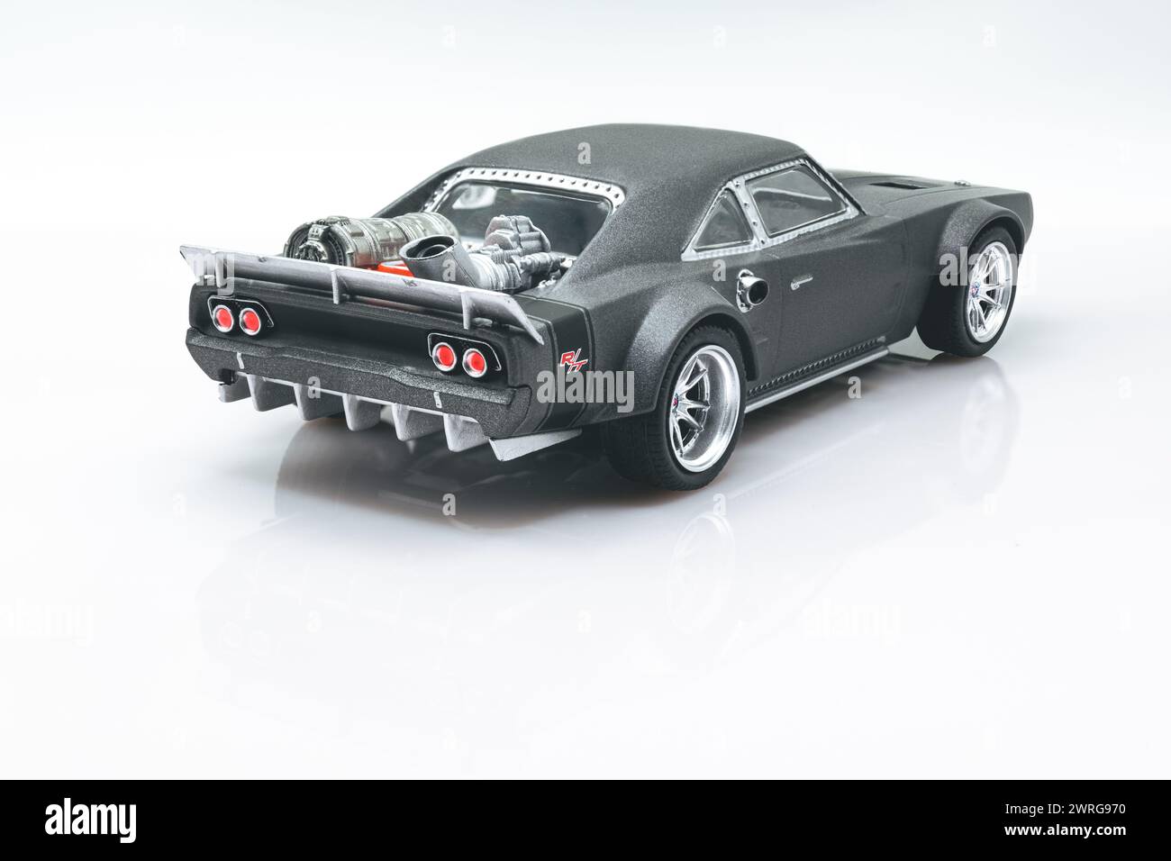 Fast&Furious Dodge Ice Charger 1:43-Modellauto, Rückansicht, weißer Hintergrund mit Reflexion Stockfoto