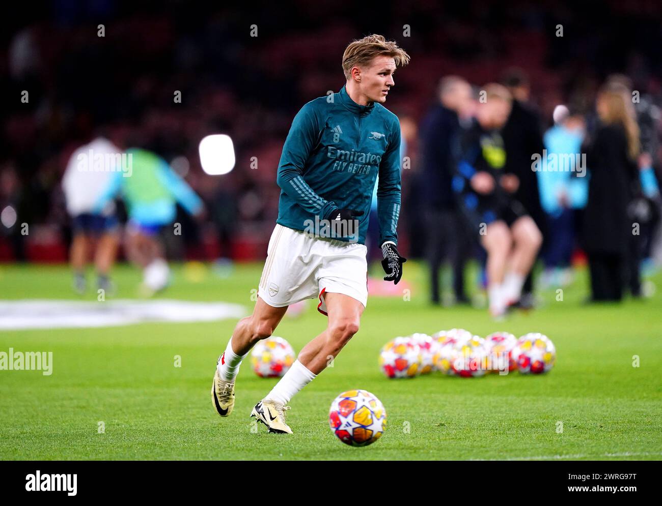 Arsenals Martin Odegaard wärmt sich vor dem Achtelfinale der UEFA Champions League auf, dem zweiten Legspiel im Emirates Stadium in London. Bilddatum: Dienstag, 12. März 2024. Stockfoto