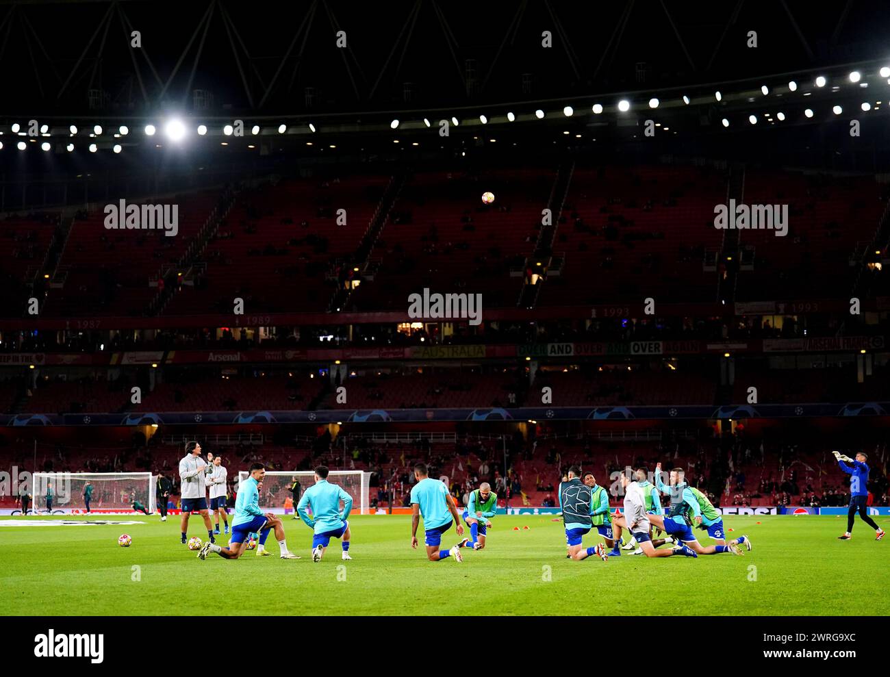 Die Spieler des FC Porto wärmen sich vor dem Achtelfinale der UEFA Champions League auf, dem zweiten Legspiel im Emirates Stadium in London. Bilddatum: Dienstag, 12. März 2024. Stockfoto