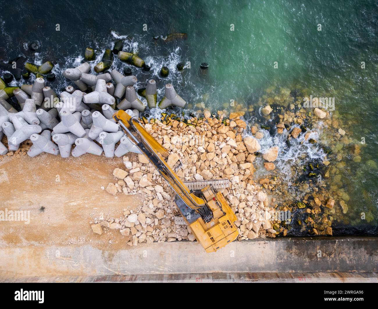 Reihen von Betonblöcken entlang des Strandes Stockfoto