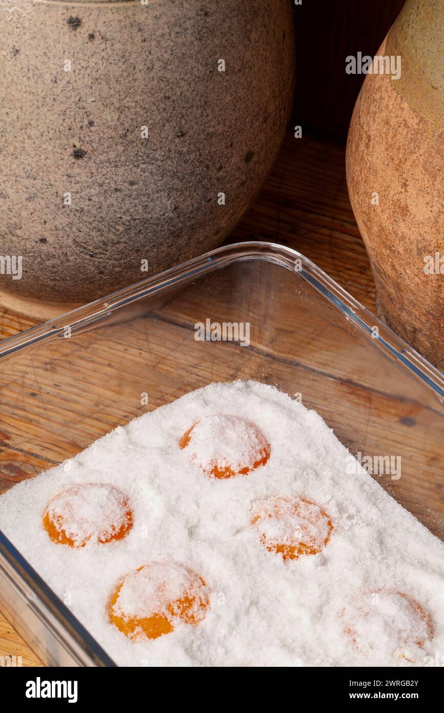 Salzgetränkte Eigelbe sind ein konzentrierter Schub von Geschmack und Textur, der durch das Heilen von Eigelb in Salz hergestellt wird. Die getrockneten Eigelbe bieten eine herrliche Struktur Stockfoto