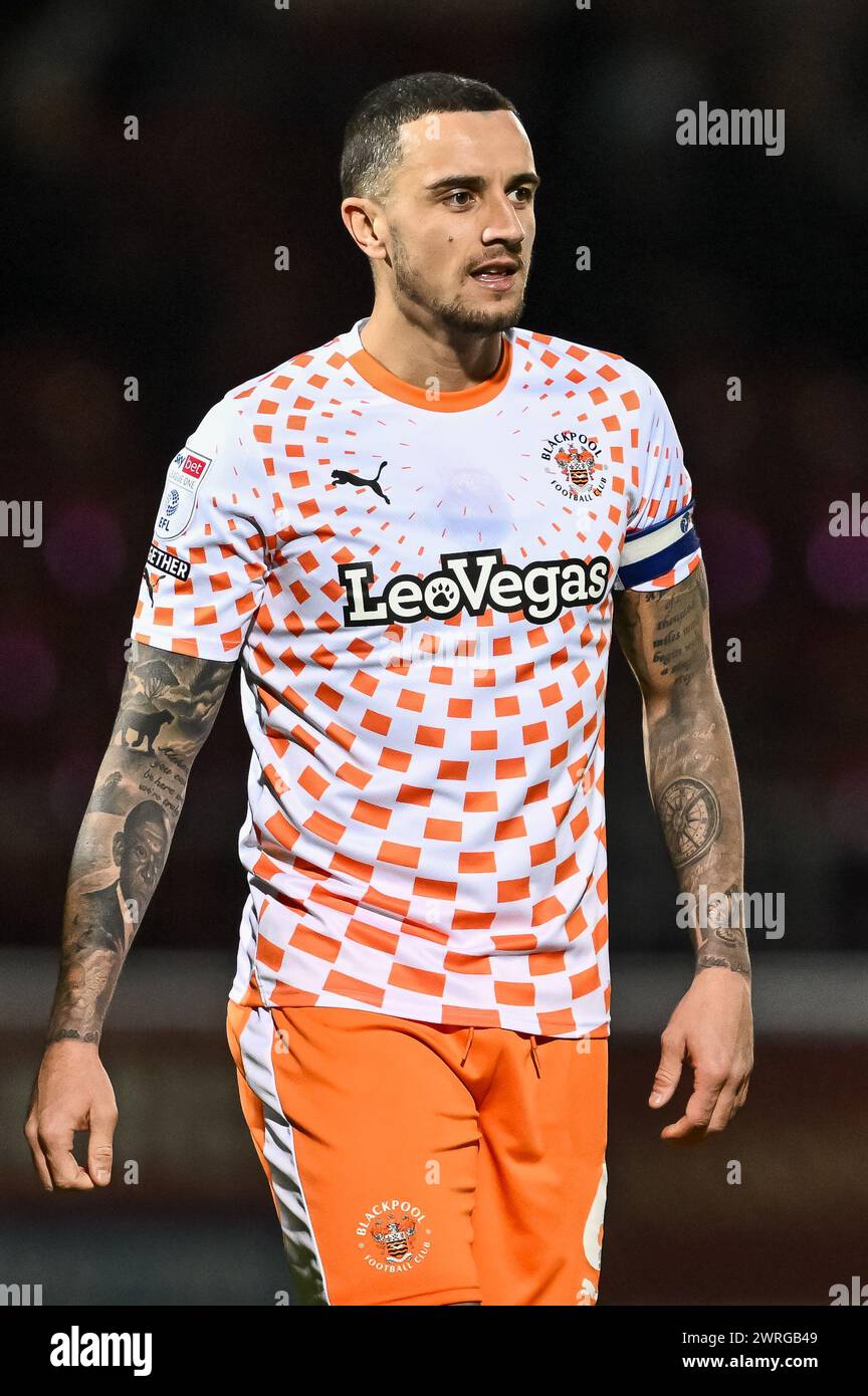 Oliver Norburn von Blackpool während des Spiels der Sky Bet League 1 Northampton Town gegen Blackpool im Sixfields Stadium, Northampton, Großbritannien, 12. März 2024 (Foto: Craig Thomas/News Images) Stockfoto