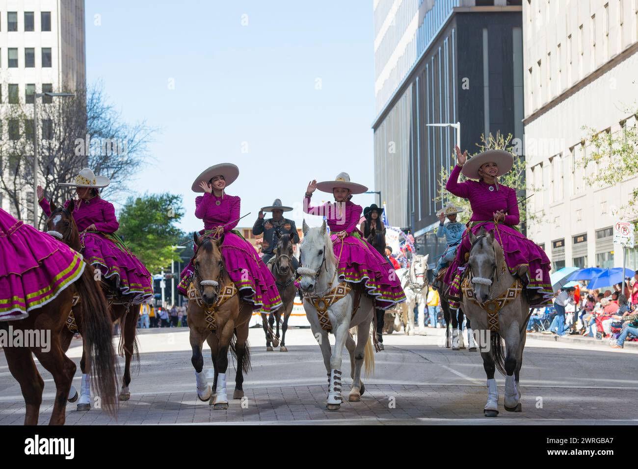 Mexikanische Frauen in traditioneller Tracht zu Pferd, Rodeo-Parade in Houston 24. Februar 2024 Stockfoto