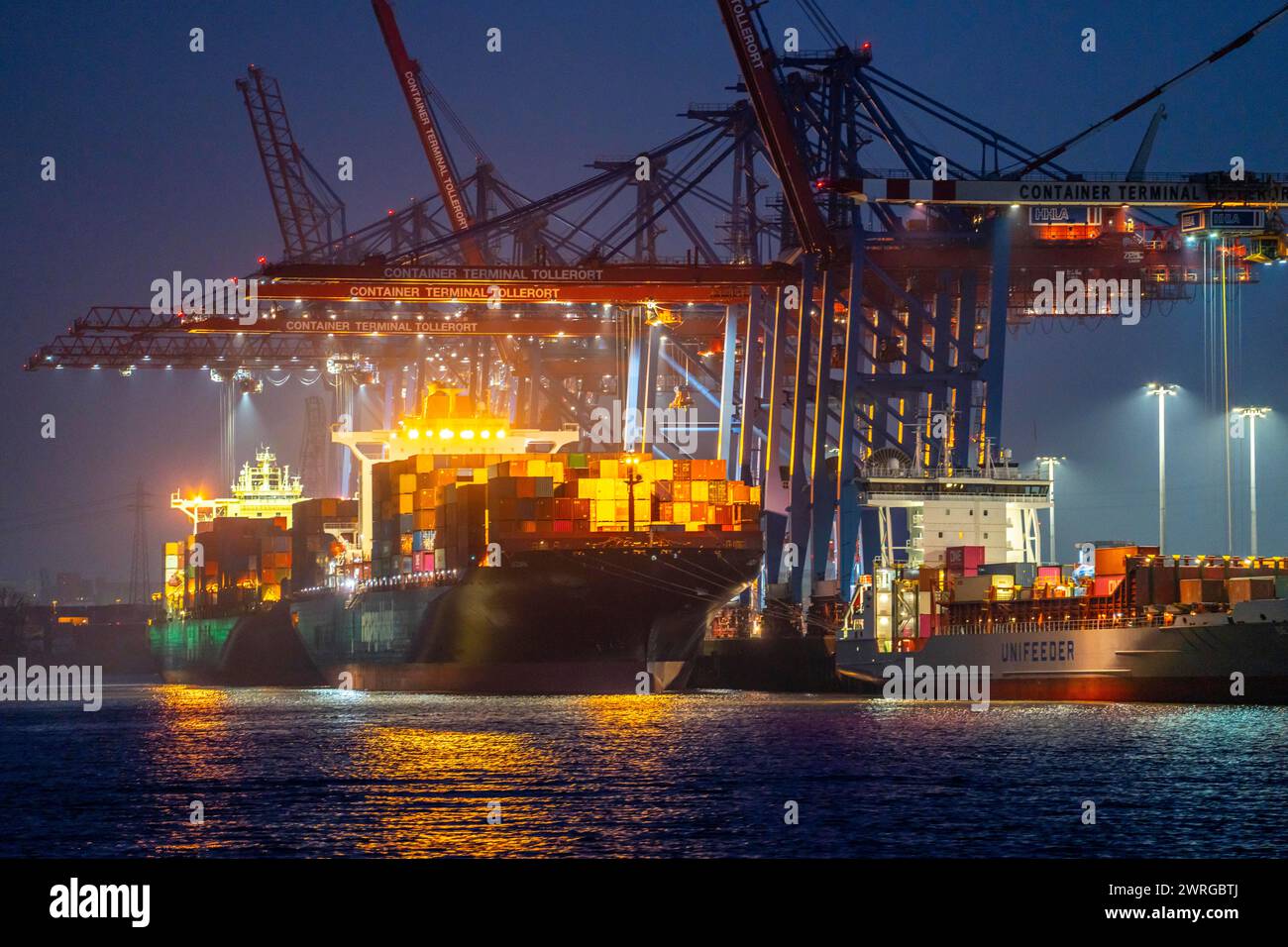 Containerterminal Tollerort, Containerschiffe werden be- und entladen, einer von 4 Containerterminals im Hamburger Hafen Stockfoto