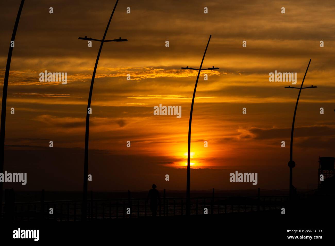 Salvador, Bahia, Brasilien - 14. Februar 2019: Silhouettenansicht der Strommasten in Silhouette im Stadtteil Ondina in Salvador, Bahia. Stockfoto