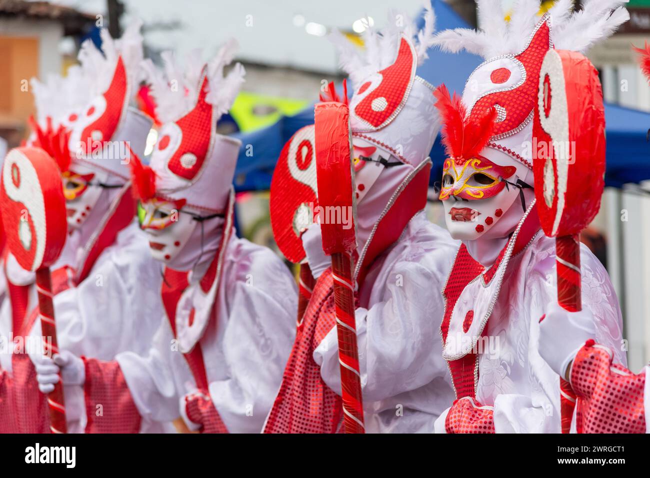 Maragogipe, Bahia, Brasilien - 11. Februar 2024: Während des Karnevals werden in der Stadt Maragogipe in Bahia Menschen in Kostümen gesehen. Stockfoto