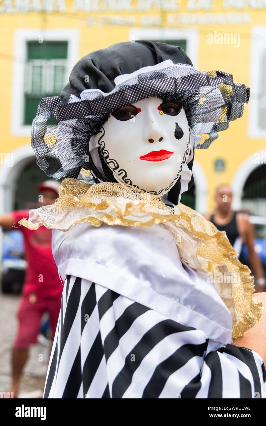 Maragogipe, Bahia, Brasilien - 11. Februar 2024: Menschen in Kostümen und Masken spielen beim Karneval in der Stadt Maragogipe in Bahia. Stockfoto