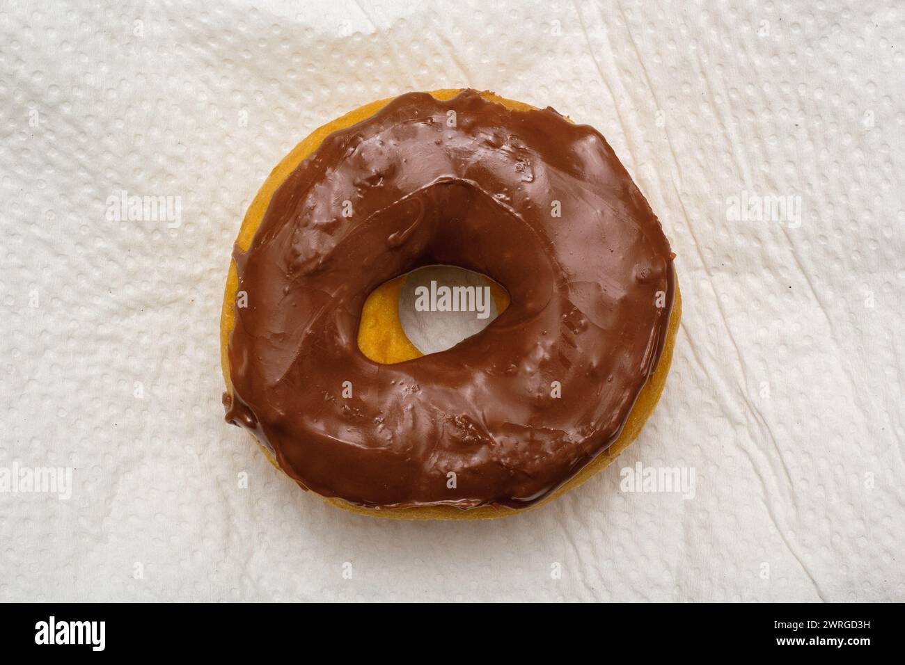 Blick von oben auf einen köstlichen Donut mit Schokoladenüberzug Stockfoto