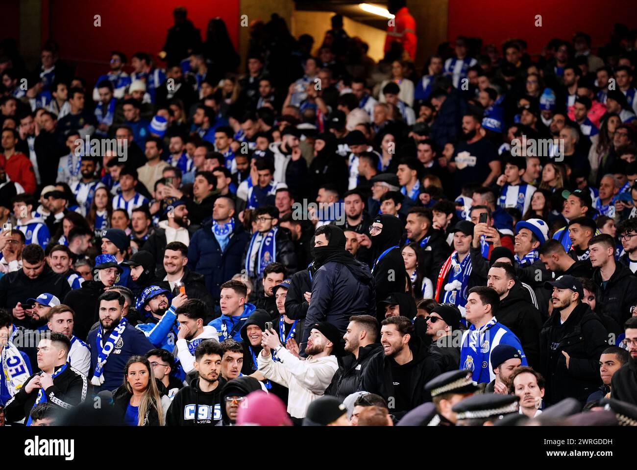 Fans des FC Porto in der Tribüne vor dem Achtelfinale der UEFA Champions League, dem zweiten Legspiel im Emirates Stadium, London. Bilddatum: Dienstag, 12. März 2024. Stockfoto