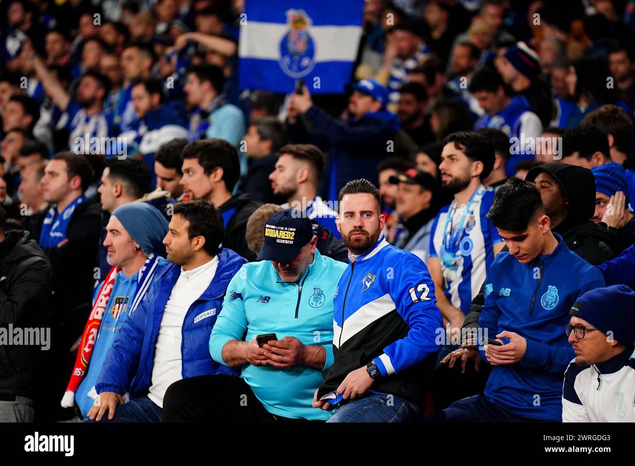 Fans des FC Porto in der Tribüne vor dem Achtelfinale der UEFA Champions League, dem zweiten Legspiel im Emirates Stadium, London. Bilddatum: Dienstag, 12. März 2024. Stockfoto