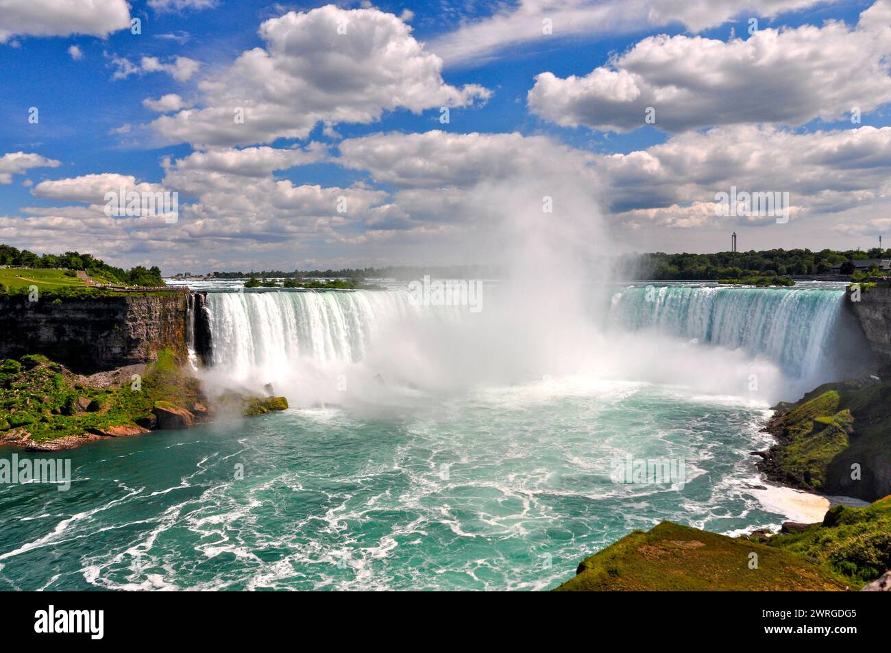Blick auf die Horseshoe Falls an den Niagarafällen, fotografiert von der kanadischen Seite. Stockfoto