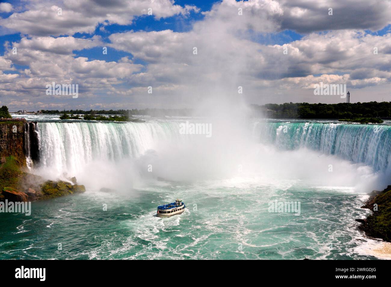 22. Juli 2015 - Niagarafälle, Ontario, Kanada: Blick auf die berühmten Horseshoe Falls und das Tourboot Maid of the Mist. Stockfoto