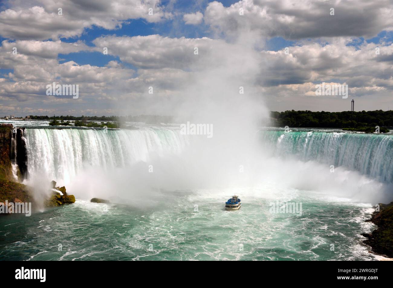 22. Juli 2015 - Niagarafälle, Ontario, Kanada: Blick auf die berühmten Horseshoe Falls und das Tourboot Maid of the Mist. Stockfoto