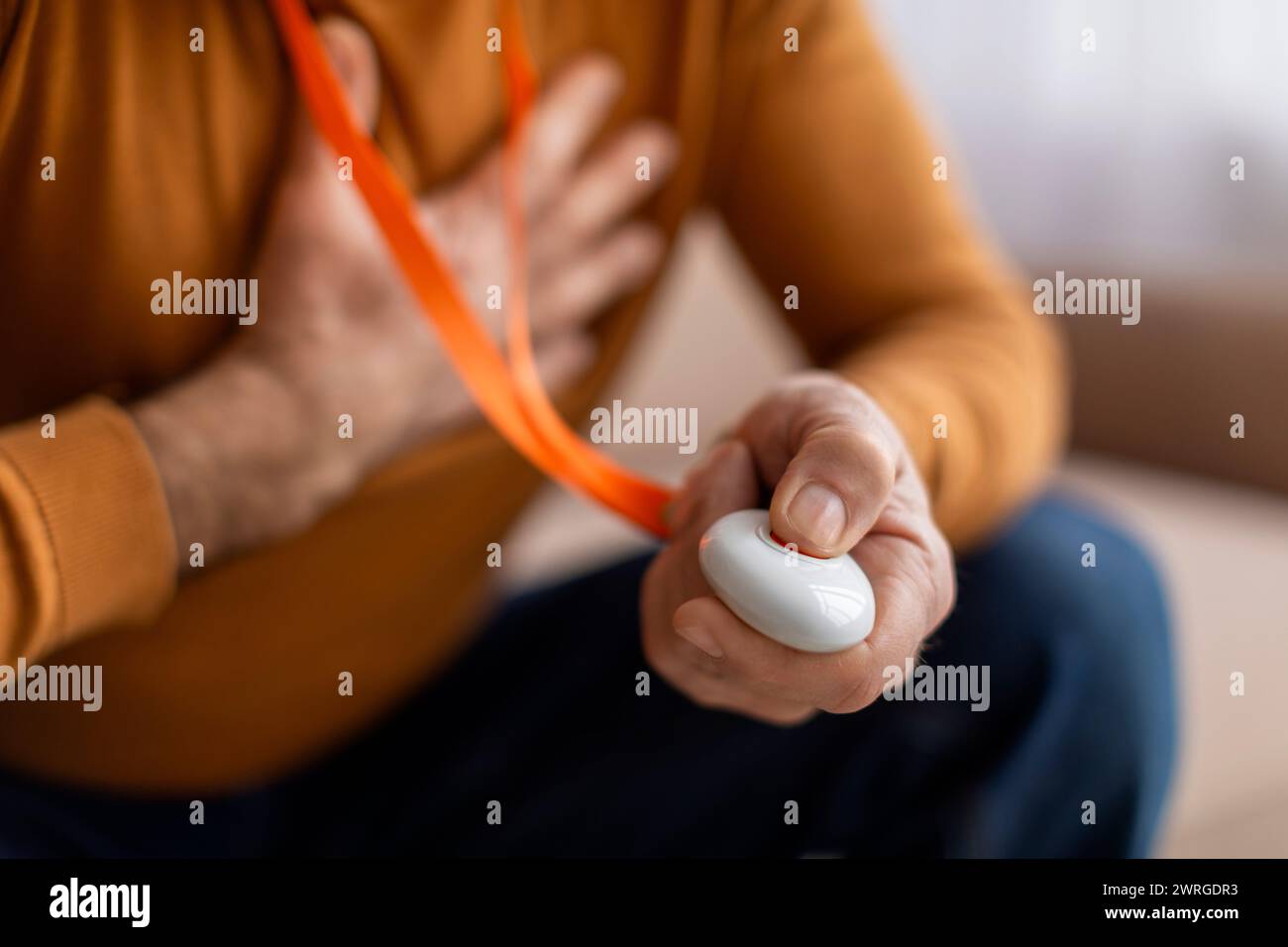 Großaufnahme der Hand des Mannes, der Alarm-Taste für den Notfall drückt Stockfoto