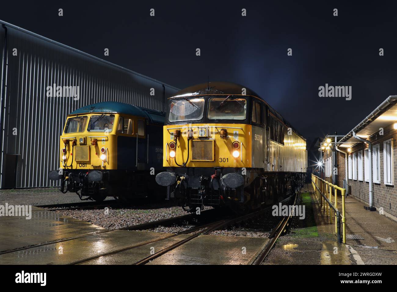 56301 wird bald DCRs sein, sitzt neben 56081 im UKRL Leicester Depot am 2,1.24. Stockfoto