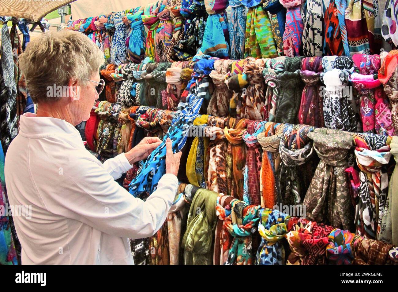 Touristen auf dem Wöchentlichen Markt von Spanier und Afrikaner veranstalten in Jandia auf Fuerteventura/Süd - gesehen am 09.01.2014 *** Touristen auf dem Wochenmarkt von Spaniern und Afrikanern in Jandia auf Fuerteventura Süd gesehen am 09 01 2014 Stockfoto