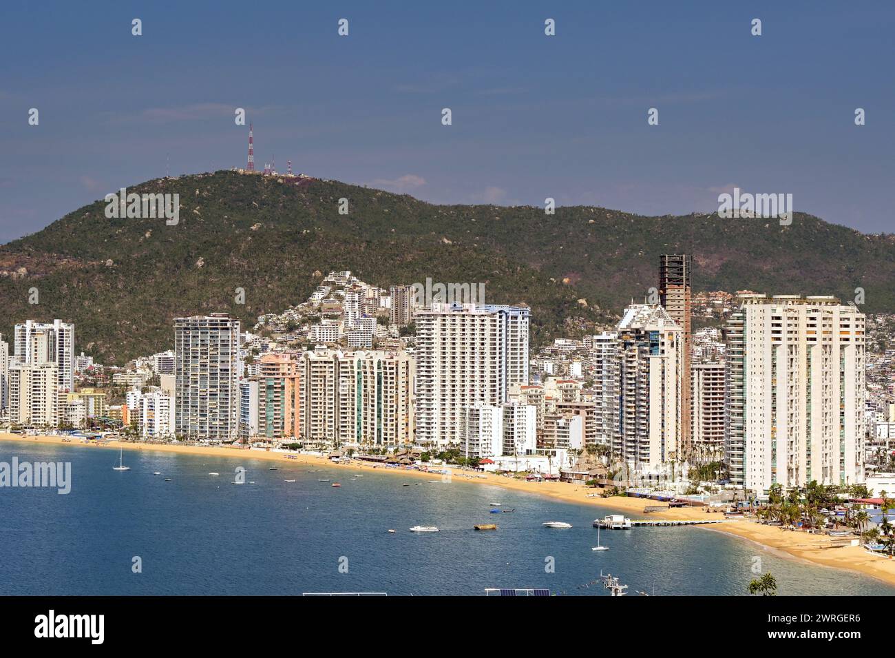 Acapulco, Mexiko - 17. Januar 2024: Malerischer Blick auf Hotels am Strand von Acapulco Stockfoto