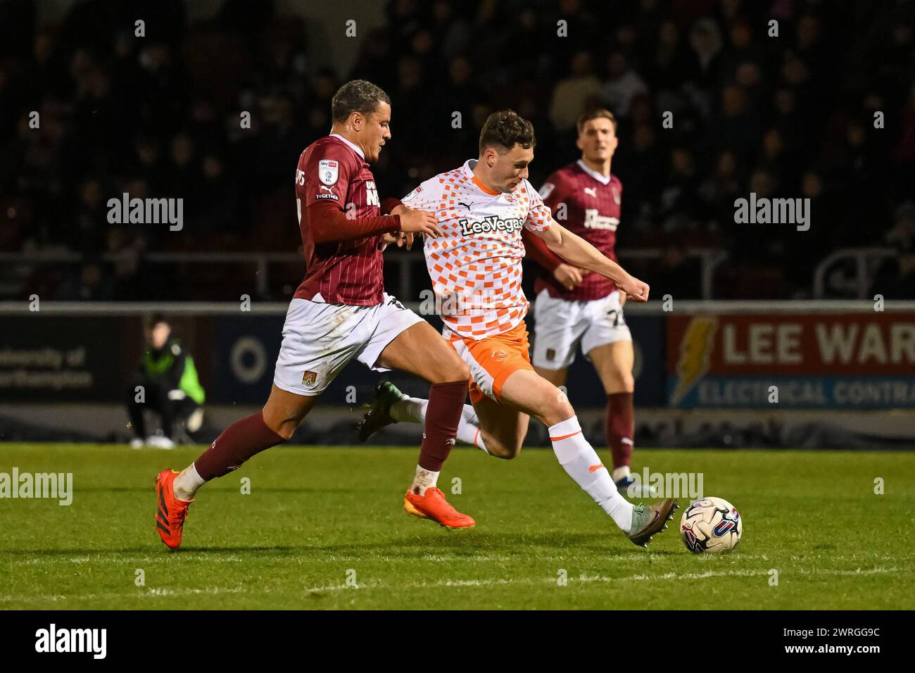 Matty Virtue of Blackpool schießt beim Spiel der Sky Bet League 1 Northampton Town gegen Blackpool im Sixfields Stadium, Northampton, Großbritannien, 12. März 2024 (Foto: Craig Thomas/News Images) Stockfoto