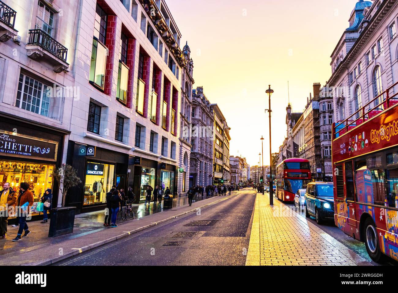 Blick auf Piccadilly bei Sonnenuntergang, London, England Stockfoto