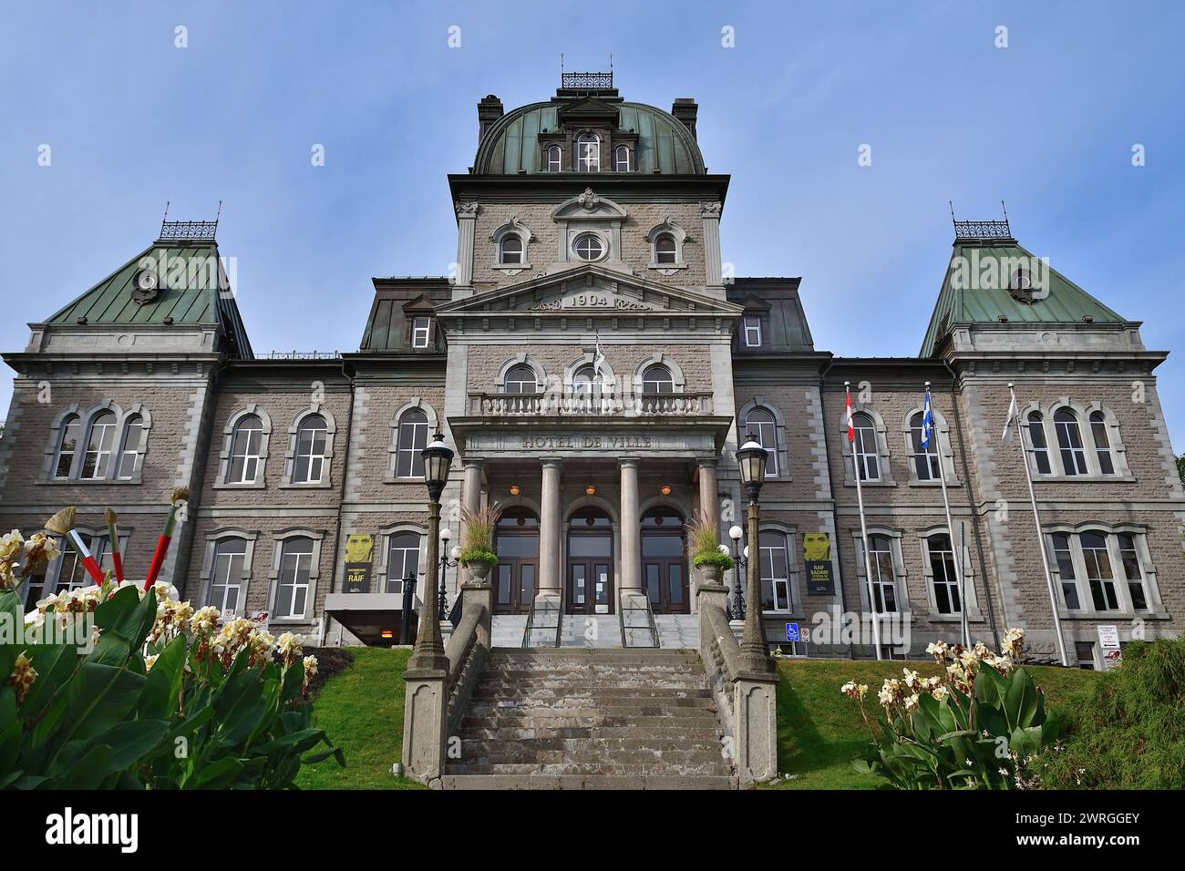 SHERBROOKE, QUEBEC, KANADA - 19. SEPTEMBER 2020: Historisches Townhall-Gebäude mit Kupferdach. Vordere Hubhöhe. Stockfoto