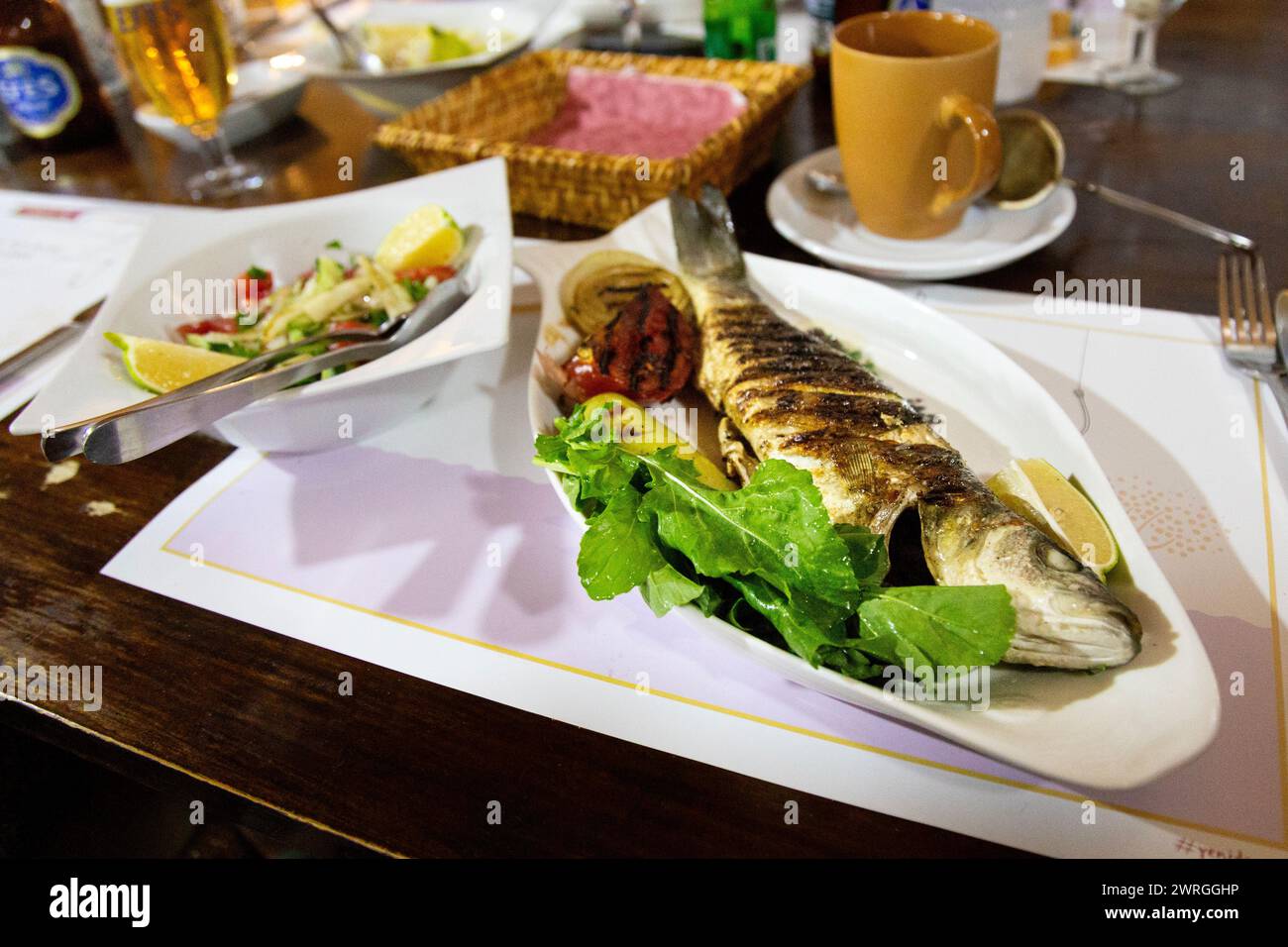 Fischgericht im Alinda Cafe & Restaurant, Dalaman, Turkiye Stockfoto