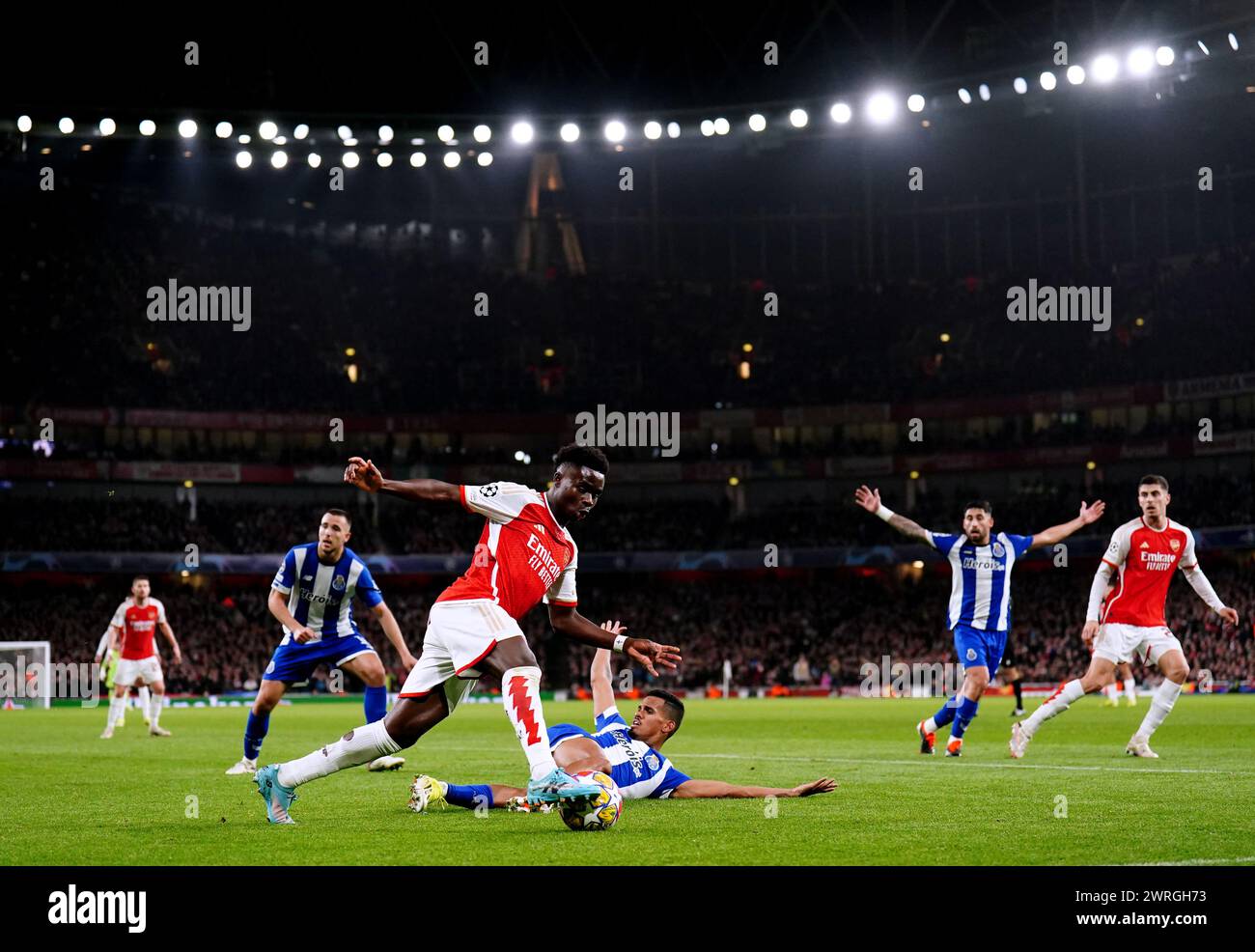 Arsenals Bukayo Saka kontrolliert den Ball im Achtelfinale der UEFA Champions League, dem zweiten Legspiel im Emirates Stadium in London. Bilddatum: Dienstag, 12. März 2024. Stockfoto